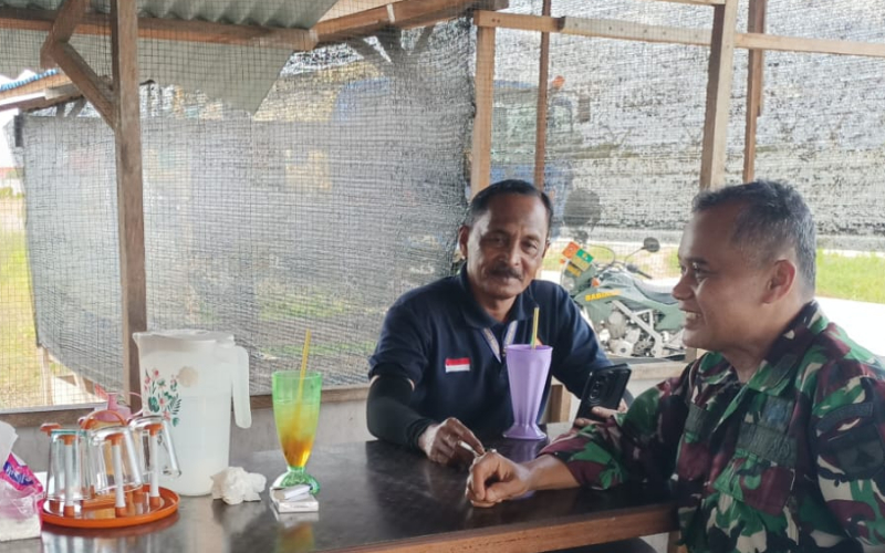 Komsos di Tanjung Penyembal, Babinsa Ajak Warga Jaga Kamtibmas