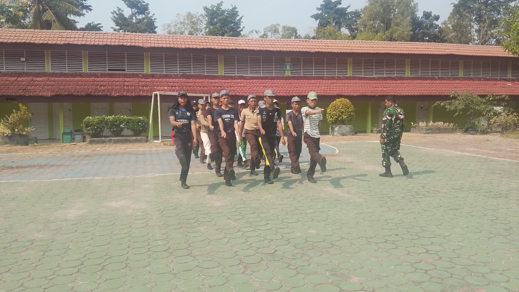 Babinsa Koramil 01/Dumai Latih Paskibraka SMA YKPP, Tingkatkan Disiplin dan Kekompakan