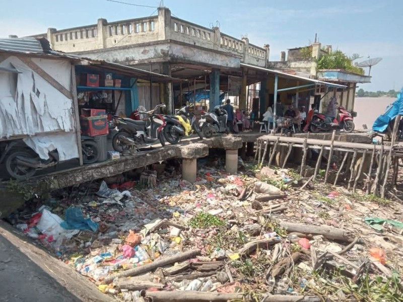 Potret Buram Lingkungan Tepi Sungai di Tembilahan, Sampah Menumpuk Tanpa Penanganan