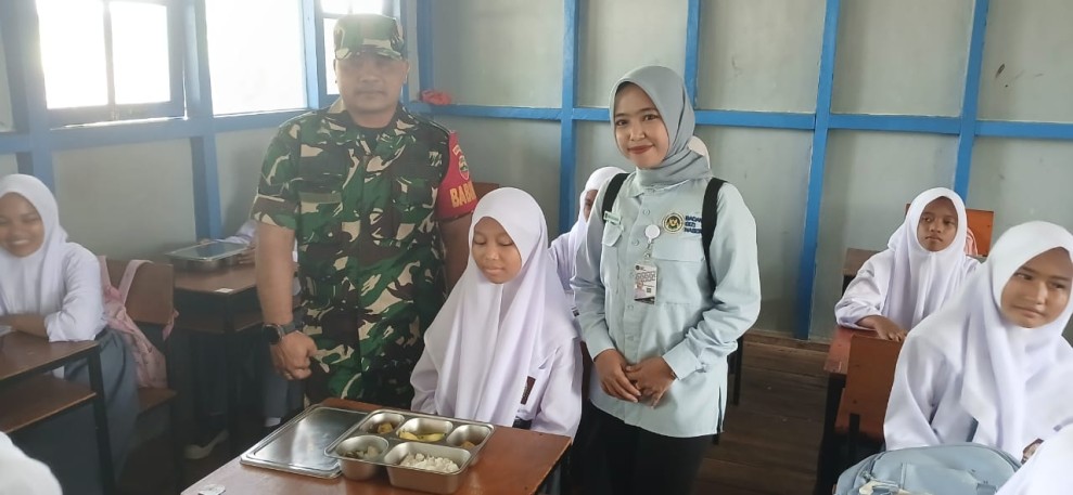 Babinsa Koramil 06/Kateman Kembali Dampingi Kegiatan Makan Sehat Bergizi di SMAN 1 Kateman