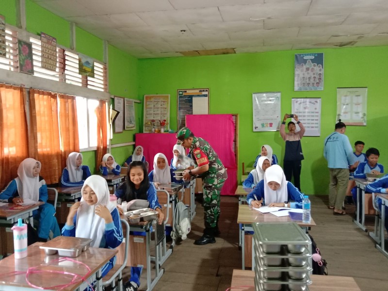 Dukung Generasi Sehat, Babinsa Koramil 06/Kateman Kawal Program Makan Bergizi Gratis di Sekolah
