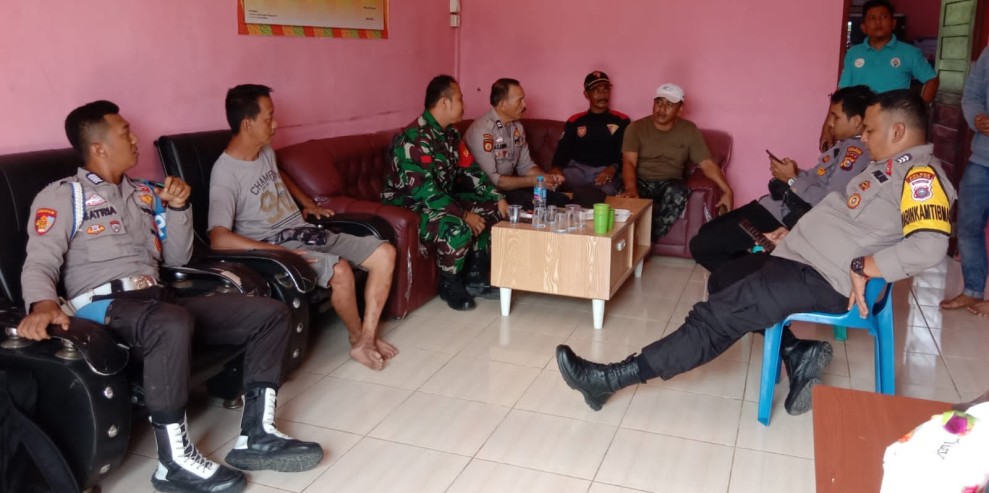 Babinsa Koramil 06/Kateman Bersama Polsek Kateman Patroli Pengawasan di Kantor Camat