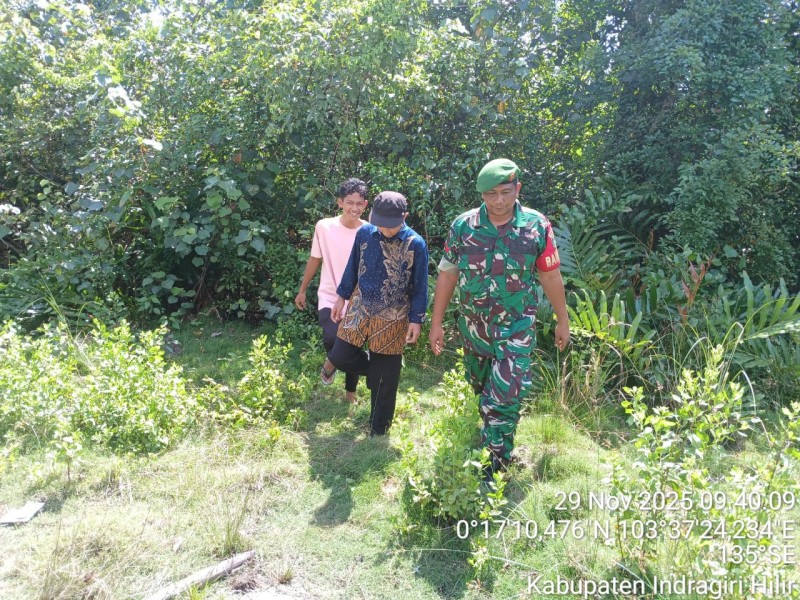 Babinsa Koramil 06/Kateman Tegaskan Larangan Bakar Lahan Saat Patroli Tapal Batas