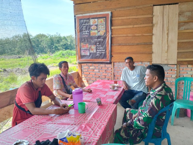 Babinsa Serma Risman Girsang Berikan Edukasi Bahaya Narkoba di Kampung Sungai Selodang