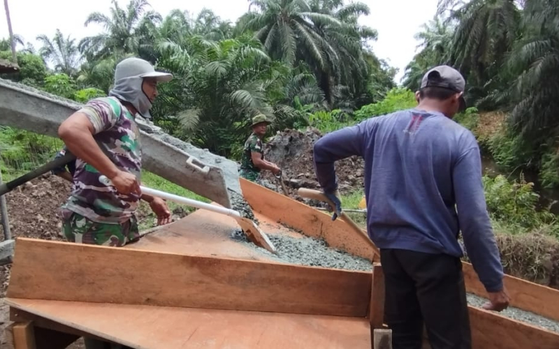 Babinsa Lubuk Gaung Dampingi Pembangunan Jembatan Beton Tahap VII