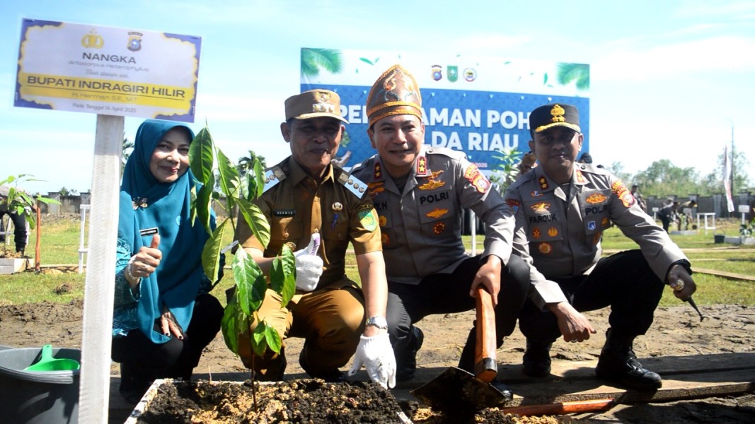 Tangkal Karhutla, Polda Riau dan Pemkab Inhil Tanam Ribuan Pohon