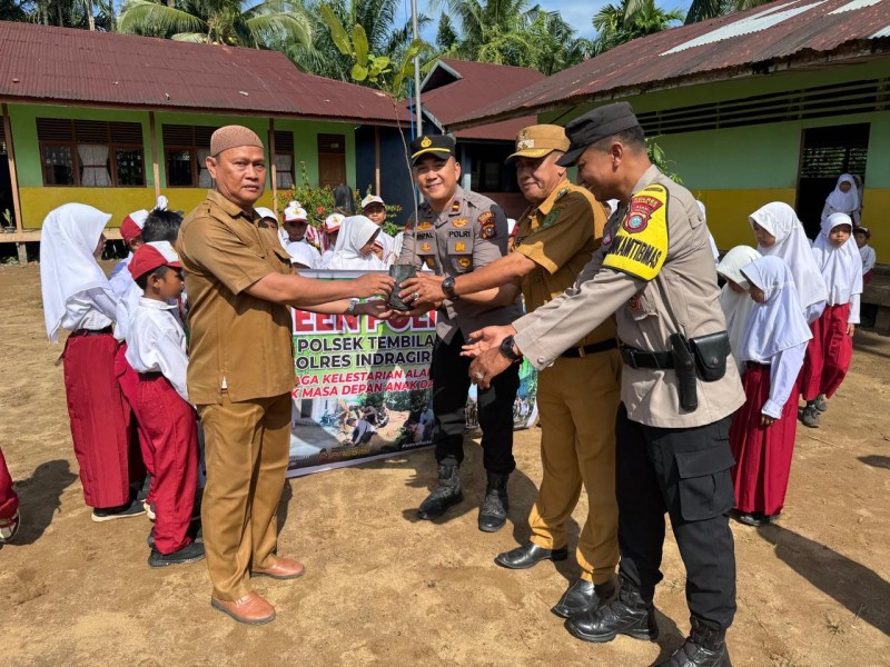 Green Policing di Inhil, Kapolsek Ripal Indrawata Ajak Siswa SD Cinta Alam