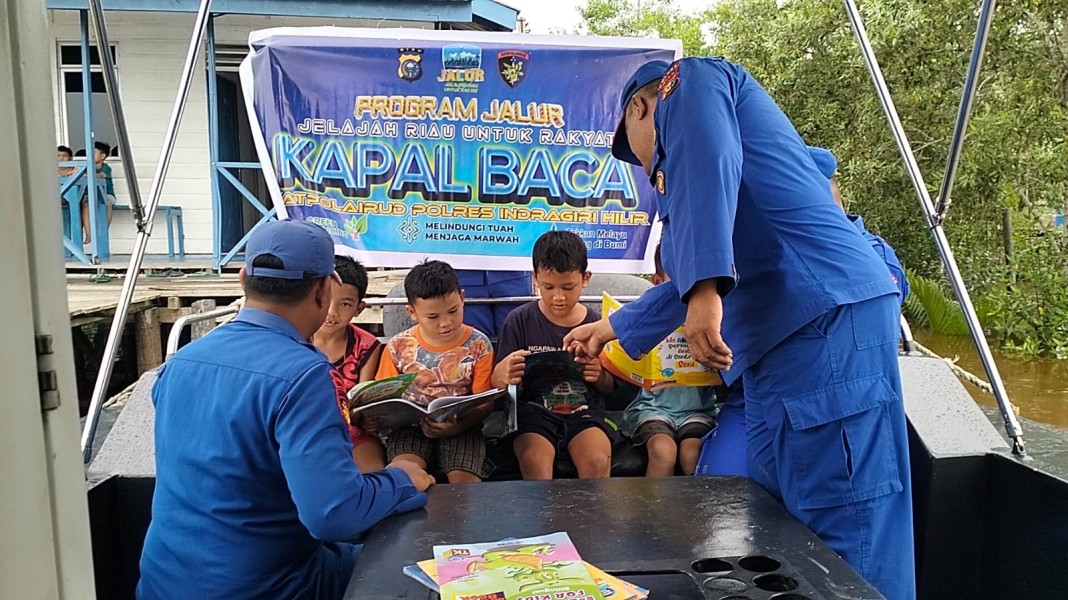 Naik Kapal Polisi, Anak-Anak Pesisir Inhil Nikmati Serunya Membaca di Pustaka Terapung
