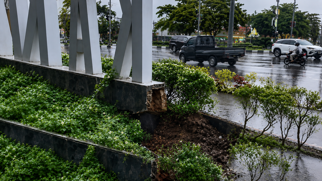Tugu “Pekanbaru Kota Bertuah” di Simpang Tiga Roboh