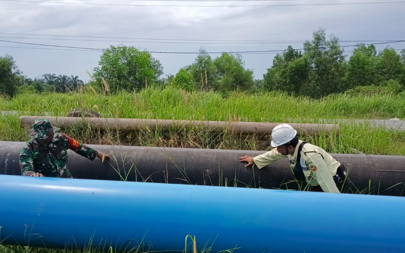Sosialisasi dan Patroli Jalur Pipa, Babinsa Imbau Warga Jaga Keselamatan