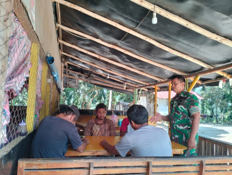 Babinsa Koptu Salomo Sembiring Gelar Komsos Bahaya Narkoba di Minas Jaya