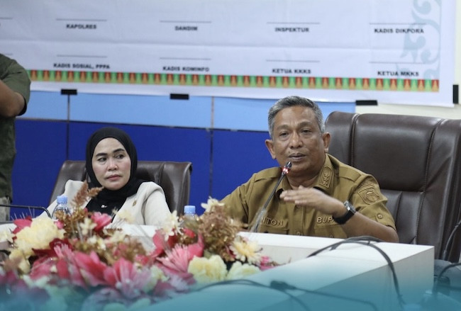 Rohul Tegaskan Pendidikan Bersih dan Adil, Bupati Anton Tandatangani Pakta Integritas SPMB 2025