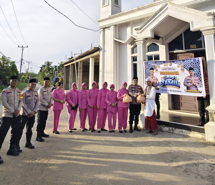 Tebar Berkah Ramadhan 1447 H, Polsek Tempuling dan Bhayangkari Berbagi Takjil di Sungai Salak