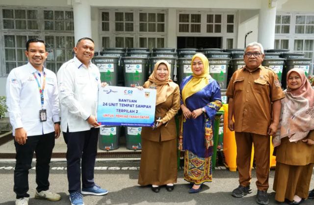 Bank Nagari Peduli Dukung Tanah Datar Bersih, Gandeng TPPKK Serahkan Komposter Dan Tempat Sampah Terpilah
