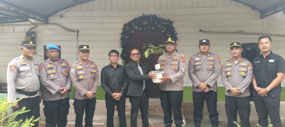 Kapolres Kampar Patroli dan Kunjungi Gereja di Hari Jumat Agung, Berikan Bibit Pohon dan Jaminan Keamanan