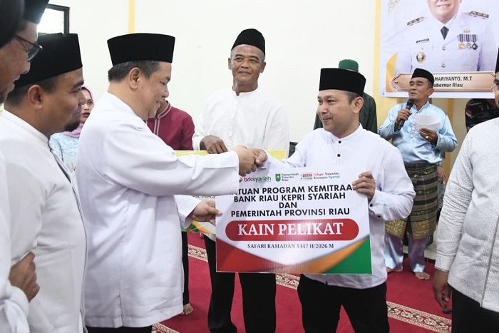 Safari Ramadan di Bengkalis, Plt Gubri SF Hariyanto Serahkan Bantuan Kemitraan BRK Syariah di Desa Muara Basung