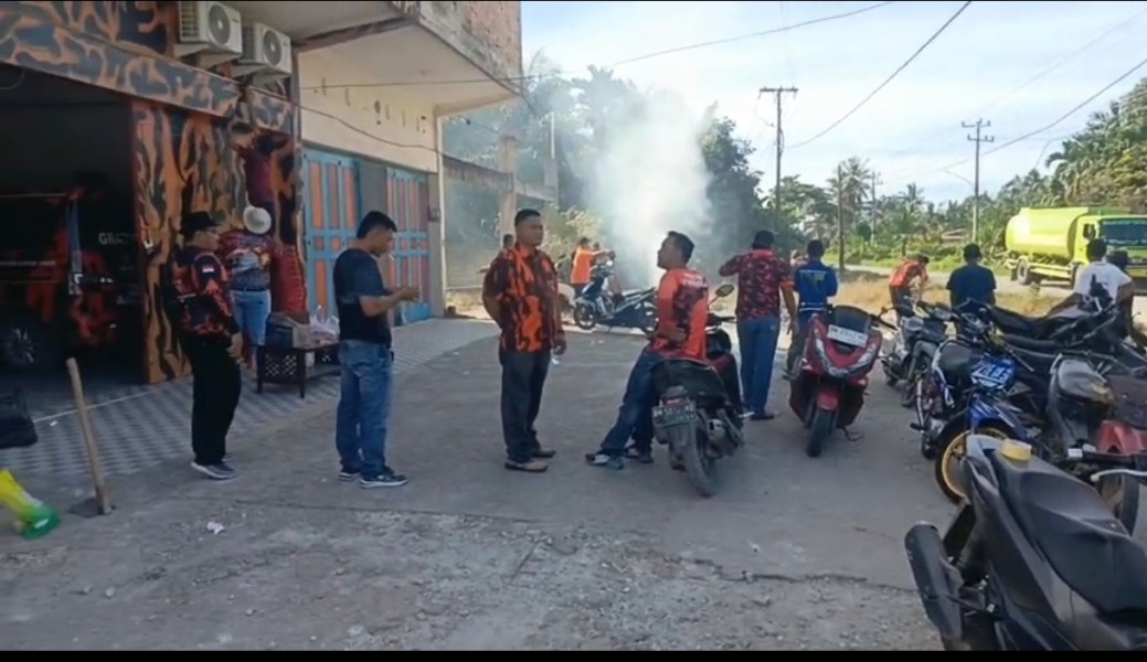 Sambut HUT RI ke-81, PAC Pemuda Pancasila Sungai Sembilan Gelar Gotong Royong