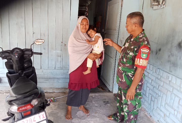 Sertu L. Syahdanur Lakukan Pengecekan Anak Stunting di Kampung Tualang