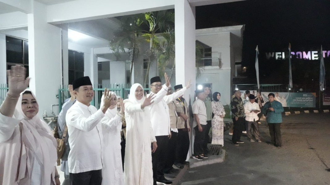 Suasana Khidmat, Wabup Yuliantini Lepas 173 Jemaah Haji Inhil