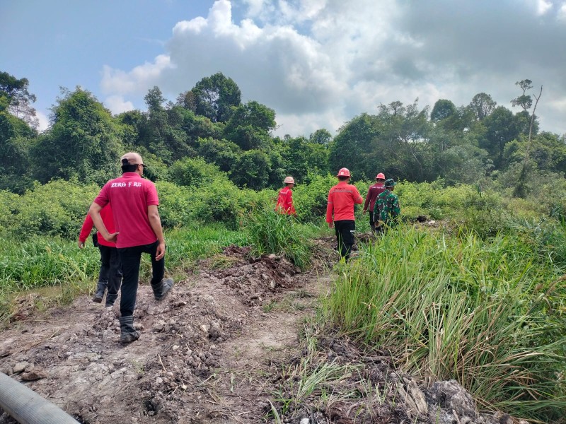 Babinsa Koramil 03/Minas Laksanakan Patroli Karhutla di Sungai Mandau, Ajak Warga Jaga Lingkungan