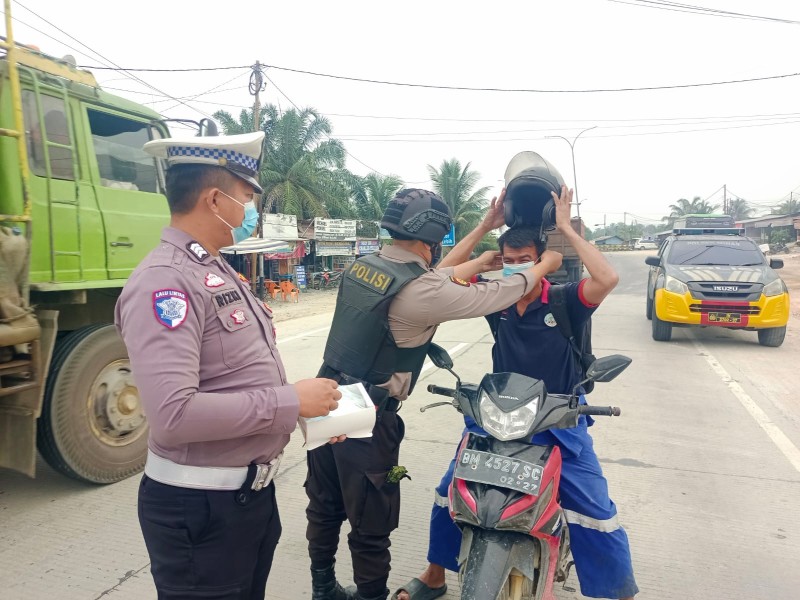 Polsek Minas Turun ke Simpang Perawang, Ratusan Masker Dibagikan Untuk Hadapi Kabut Asap