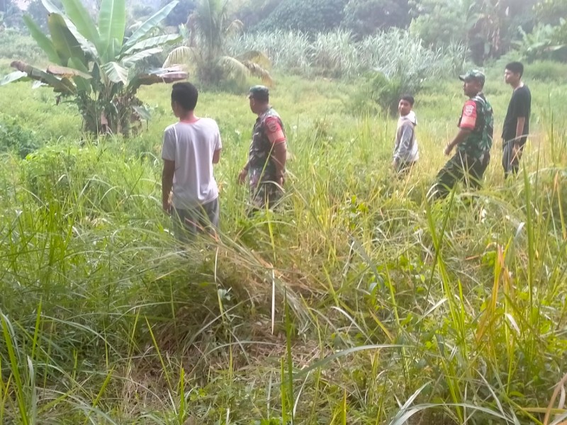 Babinsa Koramil 04/Perawang Serma Edy Bersama Serda Deddy H Laksanakan Patroli Karhutla, Nihil Titik Api