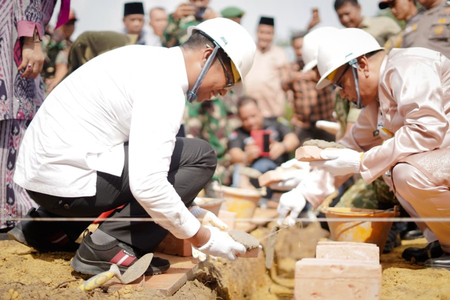 Wabup Jhony Charles dan Dandim 0321 Rohil Letakkan Batu Pertama Pembangunan Fisik Koperasi Merah Putih