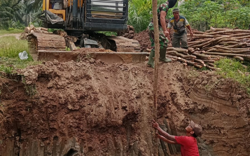 Babinsa Kodim Dumai Pantau Pembangunan Jembatan Penghubung di Lubuk Gaung