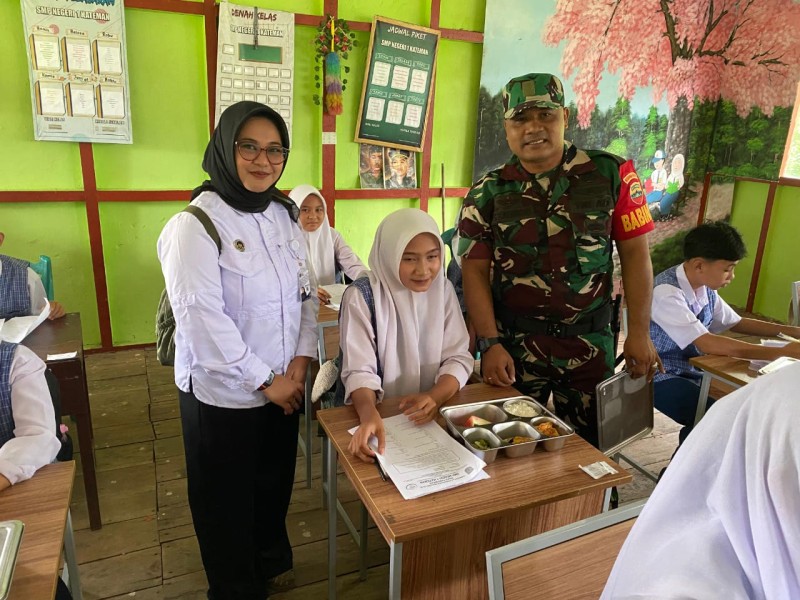 Dukung Peningkatan Gizi Anak, Babinsa Koramil 06/Kateman Kembali Dampingi Program Makan Sehat Bergizi di Sekolah