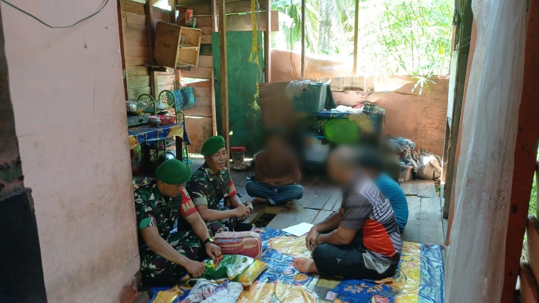 Jumat Berkah, Babinsa Koramil 06/Kateman Salurkan Sembako untuk Warga Kurang Mampu