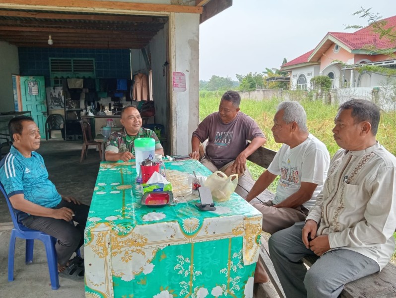 Babinsa Pelda Syafri Ajak Warga Kampung Buatan II Peduli Kesehatan dan Kebersihan Lingkungan