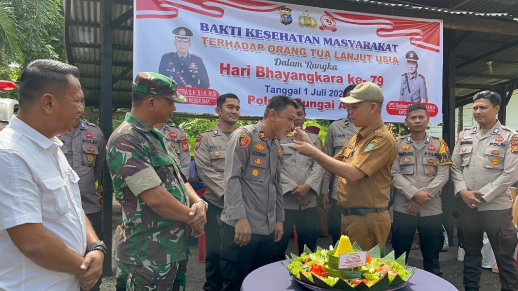 Camat dan Danramil Sungai Apit Sambangi Mapolsek, Bawa Tumpeng Ucapkan Selamat HUT Bhayangkara ke-79