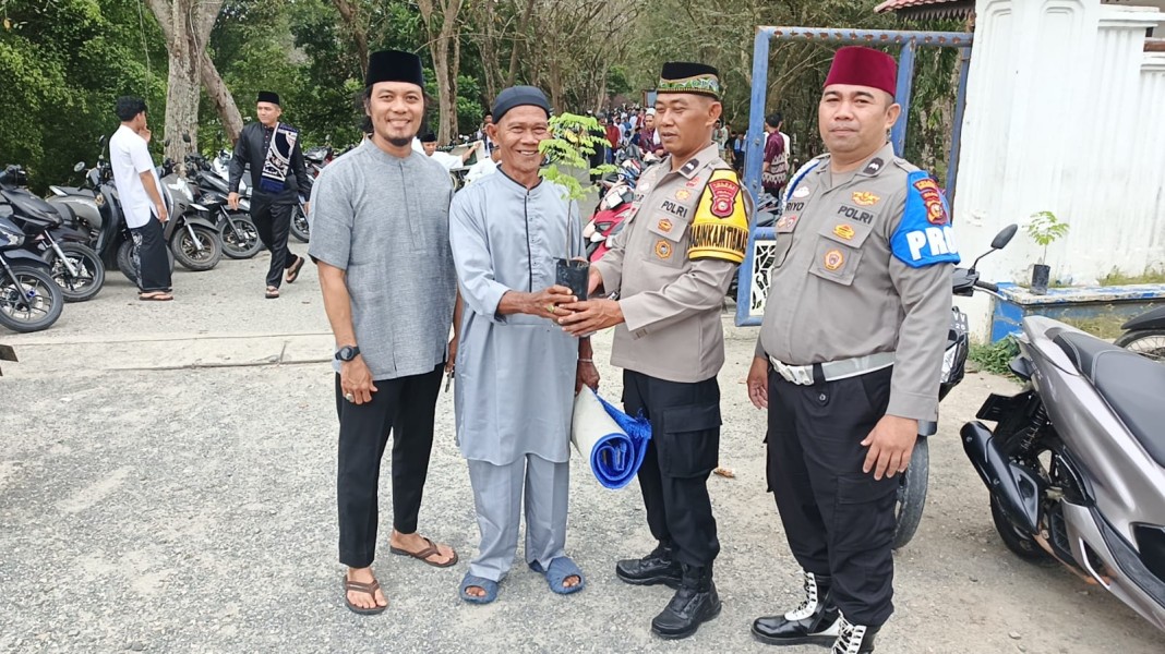 Momentum Idul Fitri dan Hari Pohon Sedunia, Polres Inhu Bagikan Bibit Pohon ke Jamaah Sholat