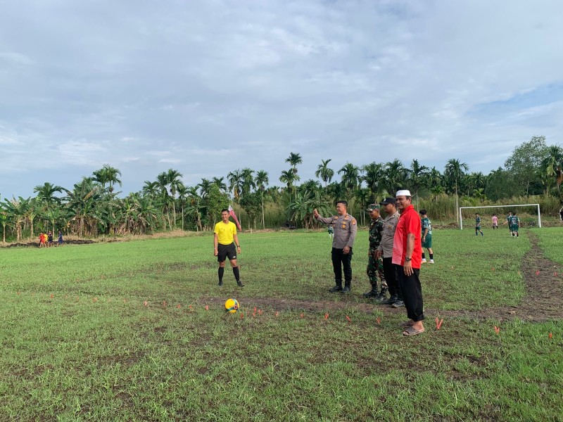 Kapolsek Tembilahan Buka Turnamen Sepak Bola Sungai Perak CUP IV 2025