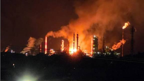 BREAKING NEWS-  Kilang Pertamina Dumai Meledak, Warga Panik Karena Kobaran Api Membesar
