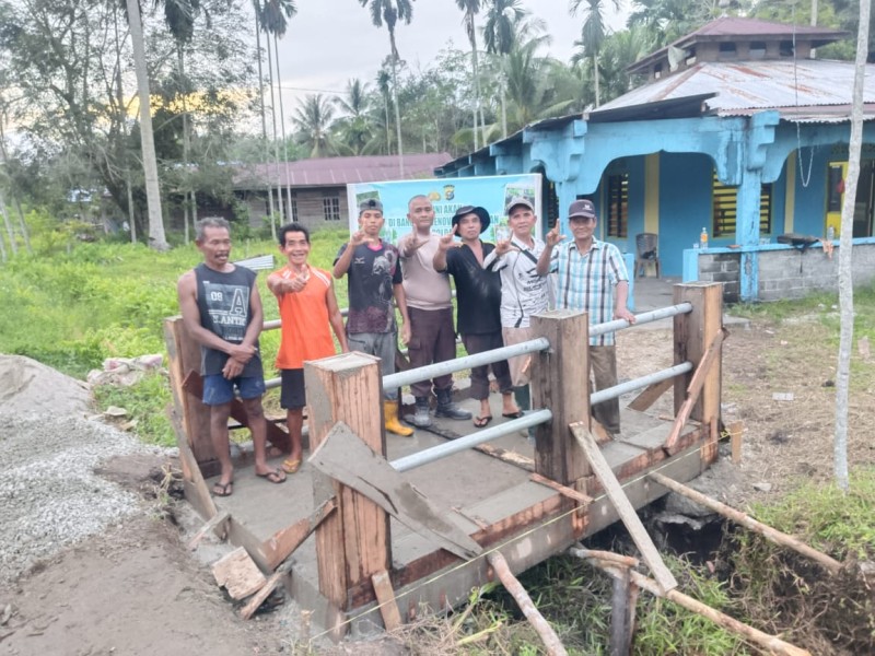 Polres Meranti dan Warga Gotong Royong, Bangun Dua Jembatan Merah Putih