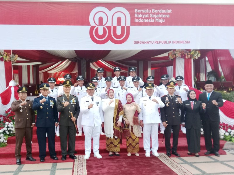 Kades Batang Kumu Normal Harahap Hadiri Upacara Penurunan Bendera HUT RI ke-80 di Rohul