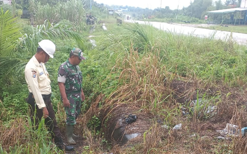 Personel SKK Migas Koramil 02 dan Security Pertamina Sinergi Laksanakan Patroli
