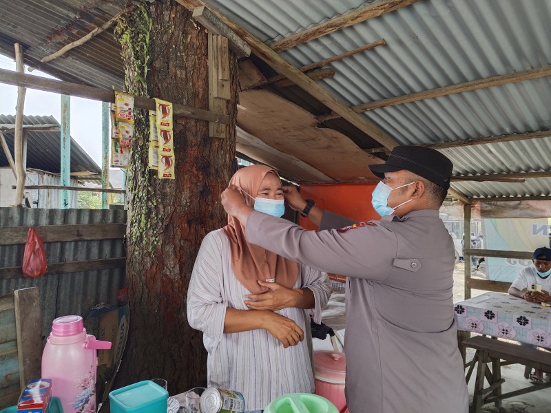 Polsek Minas Bagikan Ratusan Masker Kepada Warga di Tengah Kabut Asap