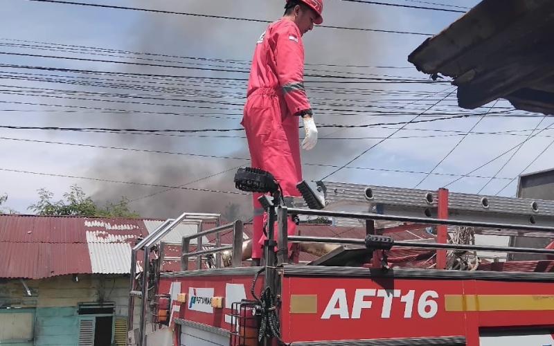 PT KPI Dumai Turunkan Armada Fire Brigade untuk Padamkan Kebakaran Hebat di Bintan