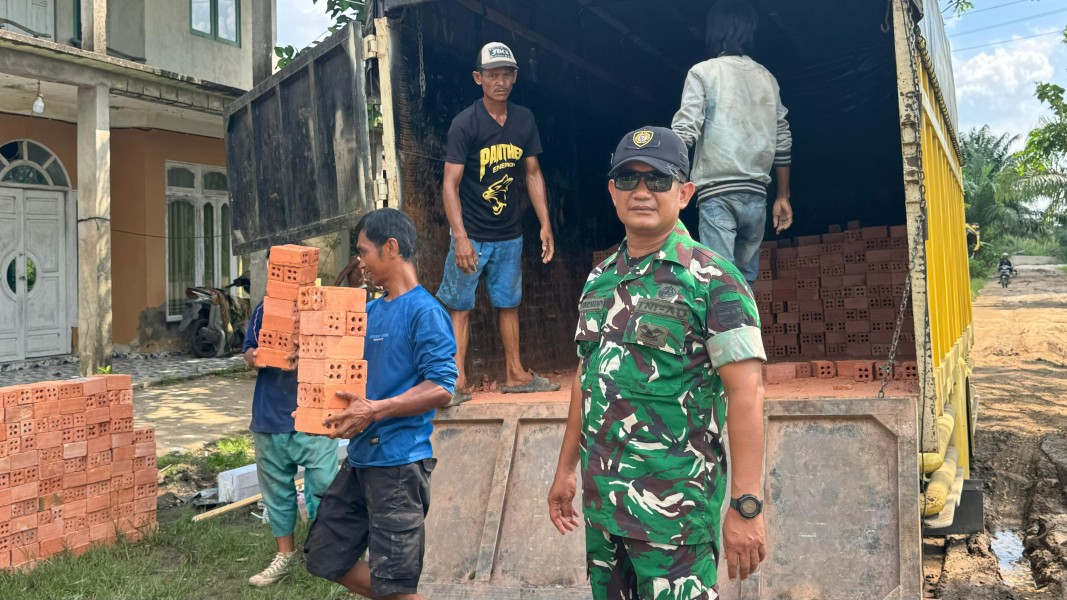 Jumat Berkah, Sertu Edi Gunawan Serahkan 10 Ribu Batu Bata untuk Dua Ponpes di Tembilahan