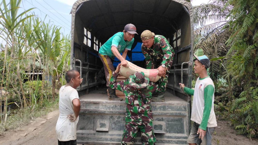 Akses Mobilisasi Terkendala, Personel Kodim 0314/Inhil Pikul Material ke Lokasi Sumur Bor