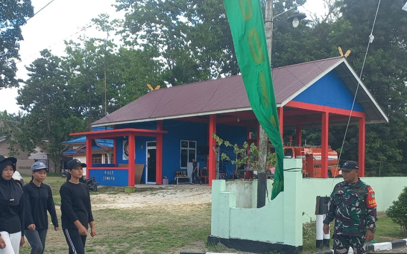 Tanamkan Disiplin dan Jiwa Kepemimpinan, Babinsa Latih PBB Puluhan Siswa SMAN 3 Dumai