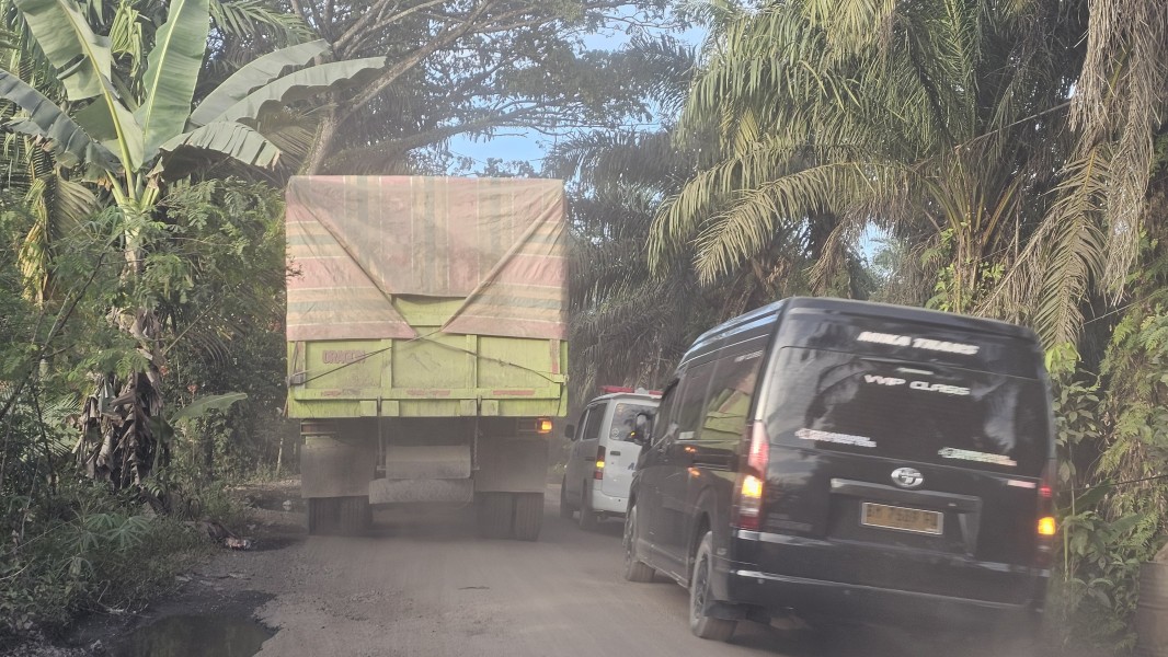 Truk Batu Bara Kuasai Jalan Bayas Jaya, Warga Terganggu: Ambulans Terhambat, Jalan Hancur Setiap Hari