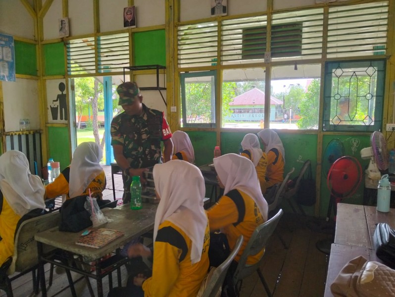 Babinsa Koramil 06/Kateman Kawal Program Makan Bergizi Gratis di Sekolah