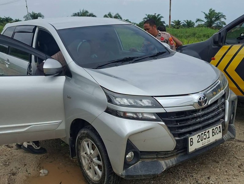 BREAKING NEWS | Ayah dan Anak Ditemukan Lemas di Dalam Mobil yang Terjebak Banjir di Jalan Lintas Sontang–Duri, Diduga Alami Keracunan