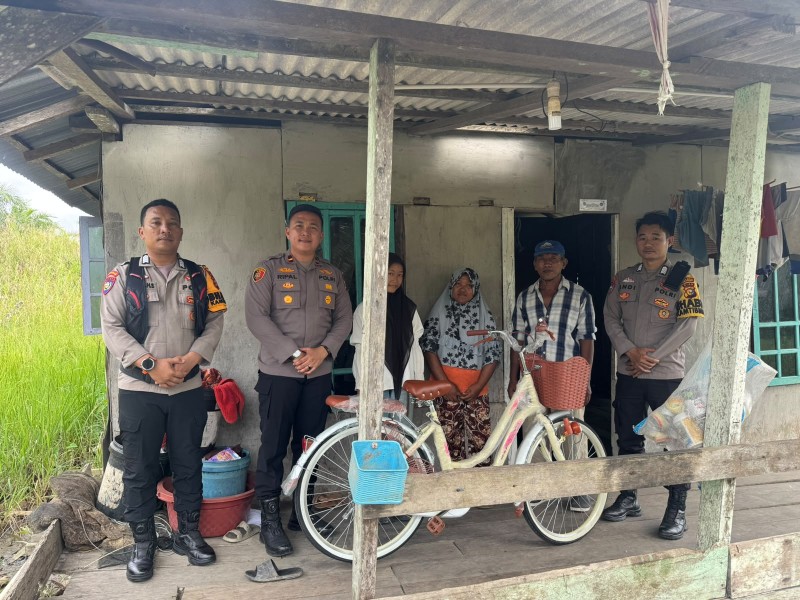 Kapolsek Tembilahan Wujudkan Mimpi Siswi, Ganti Sepeda Usang dengan Sepeda Baru