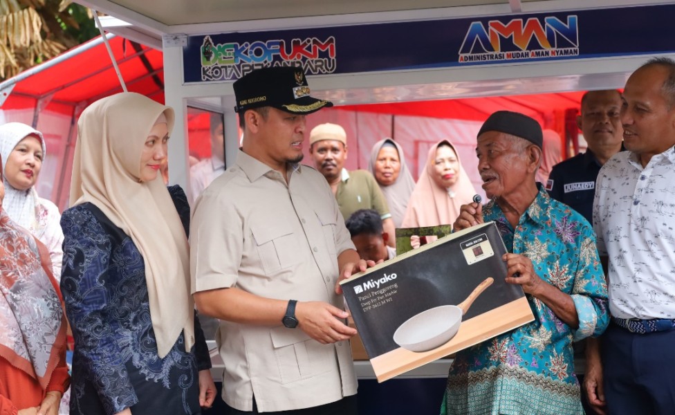 Sambangi Warga Korban Kebakaran di Sukajadi, Wako Agung Kembali Serahkan Bantuan