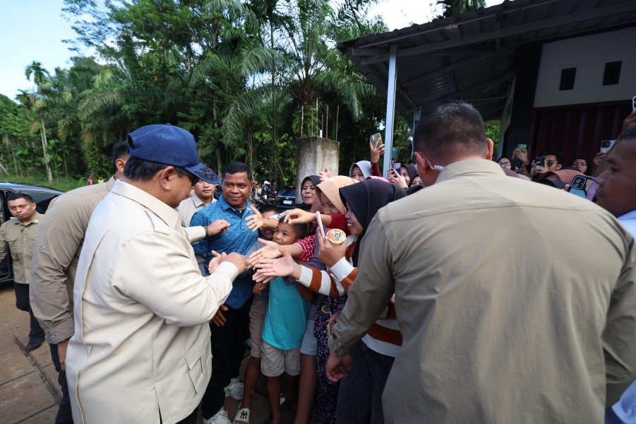 Haru di Pengungsian Agam: Sambut Kedatangan Prabowo dengan Indonesia Raya, Janjikan 100 Unit Huntara