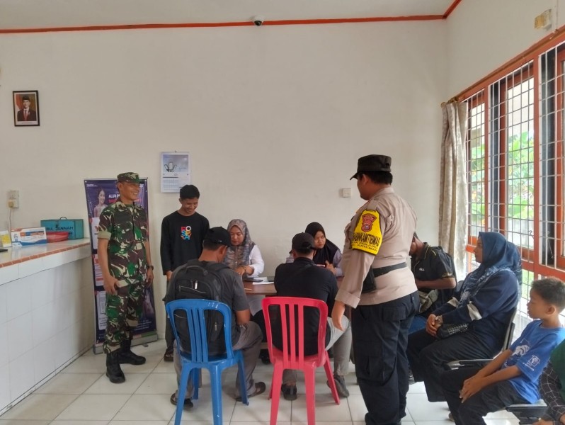 Babinsa Koramil 06/Kateman Amankan Penyaluran BSU di Kantor Pos Sungai Guntung